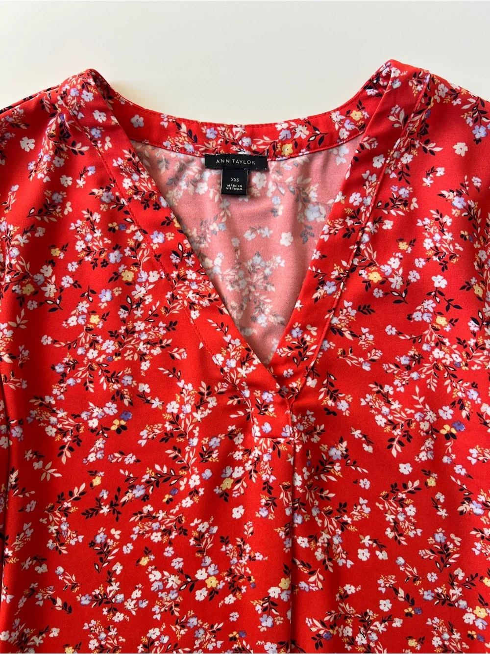 Ann Taylor Red Floral Blouse XXS Silky V Neck Long Sleeve Feminine Top XS